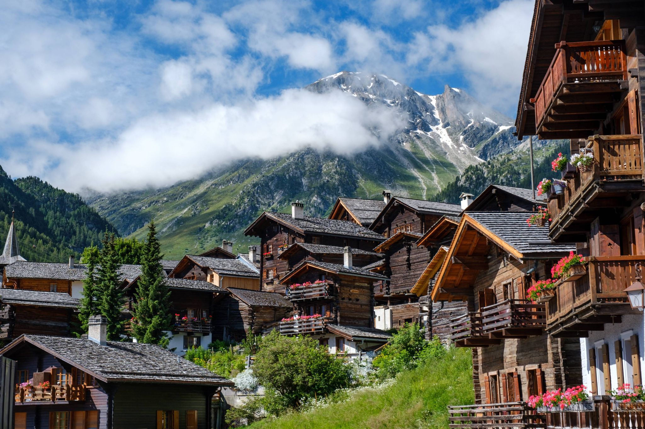 Alpine Häuser und Berge