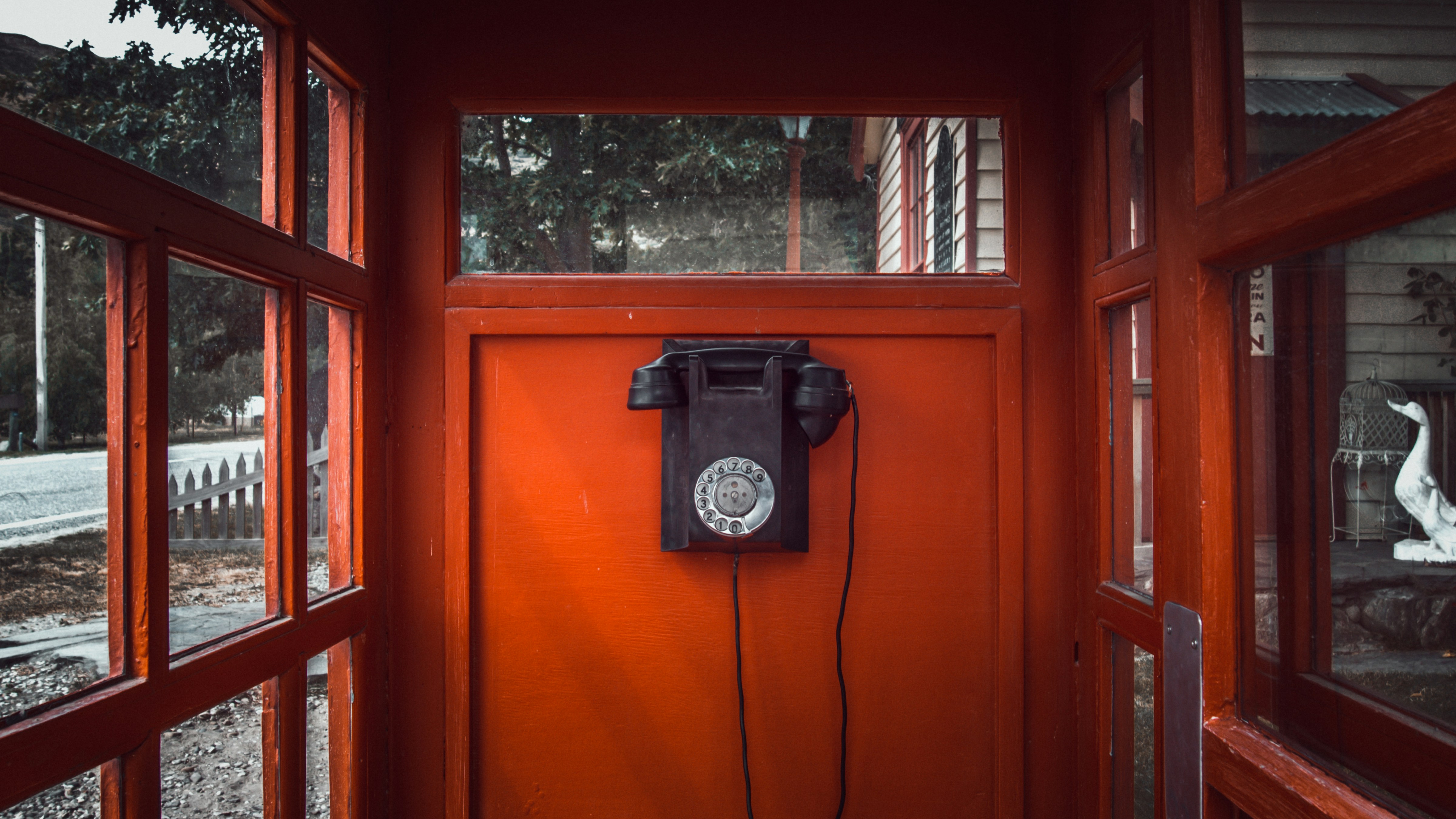 Telefon an roter Hauswand